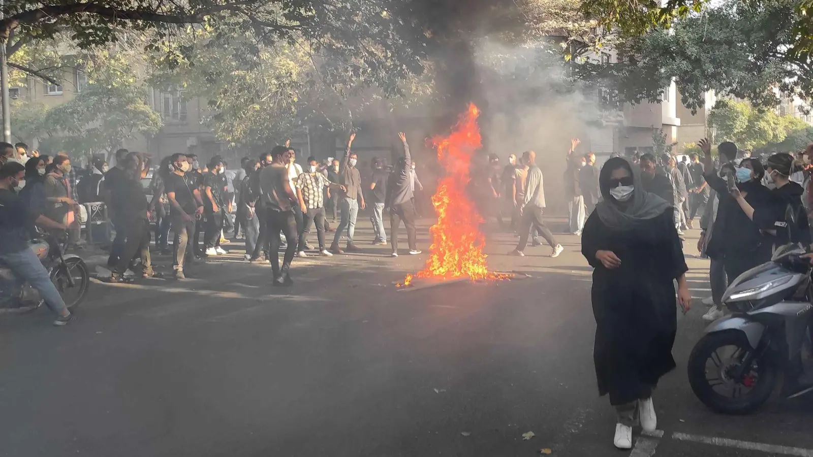 "مشاهد صادمة في طهران".. إسرائيل تستخدم "سلاح الفوضى" لتفكيك الداخل الإيراني