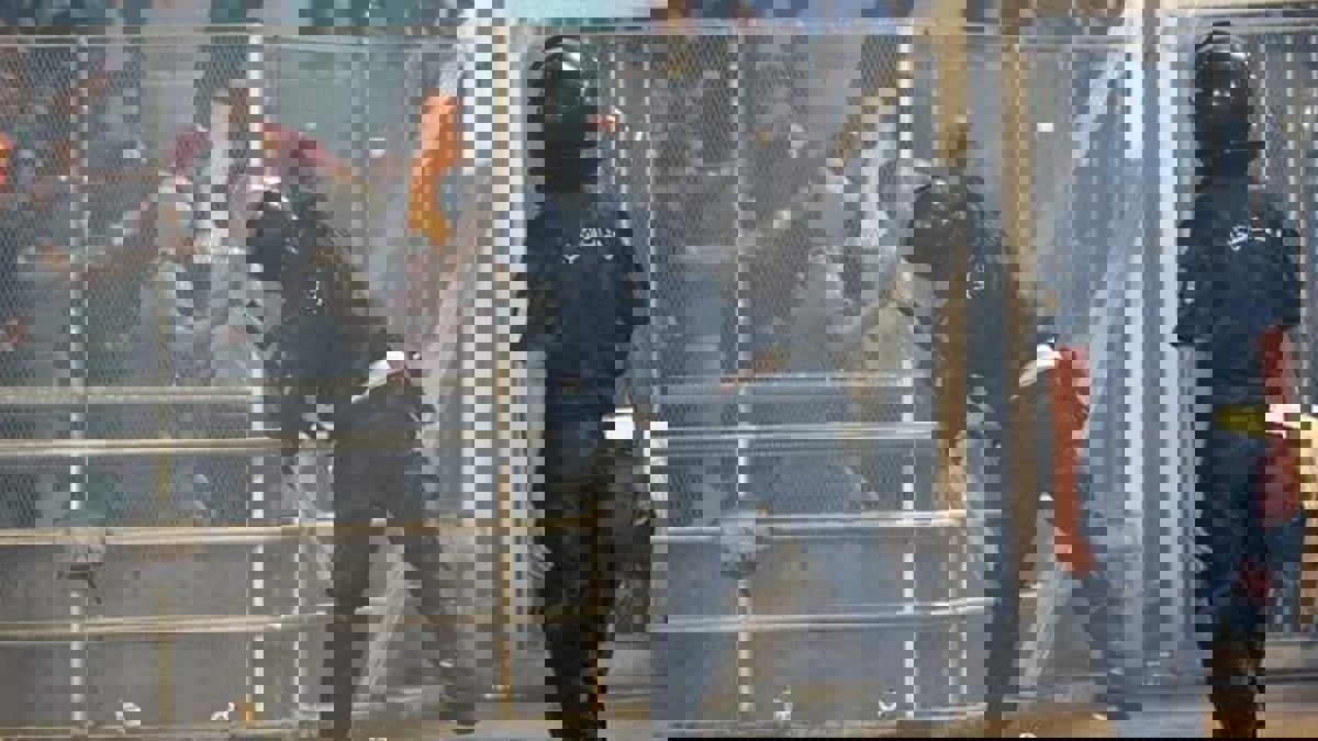 مباراة الترجي والنجم الساحلي.. مواجهات بين الجماهير وعناصر الأمن (فيديو)