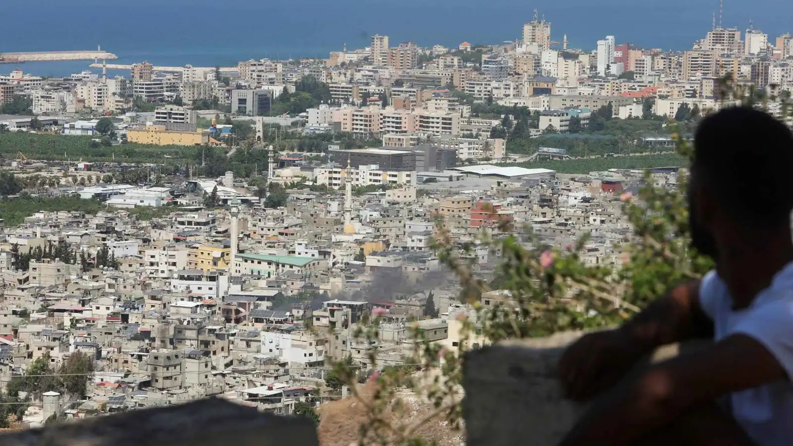 "المظلة الحامية".. لماذا يستحيل نزع سلاح المخيمات دون حسم ملف حزب الله؟