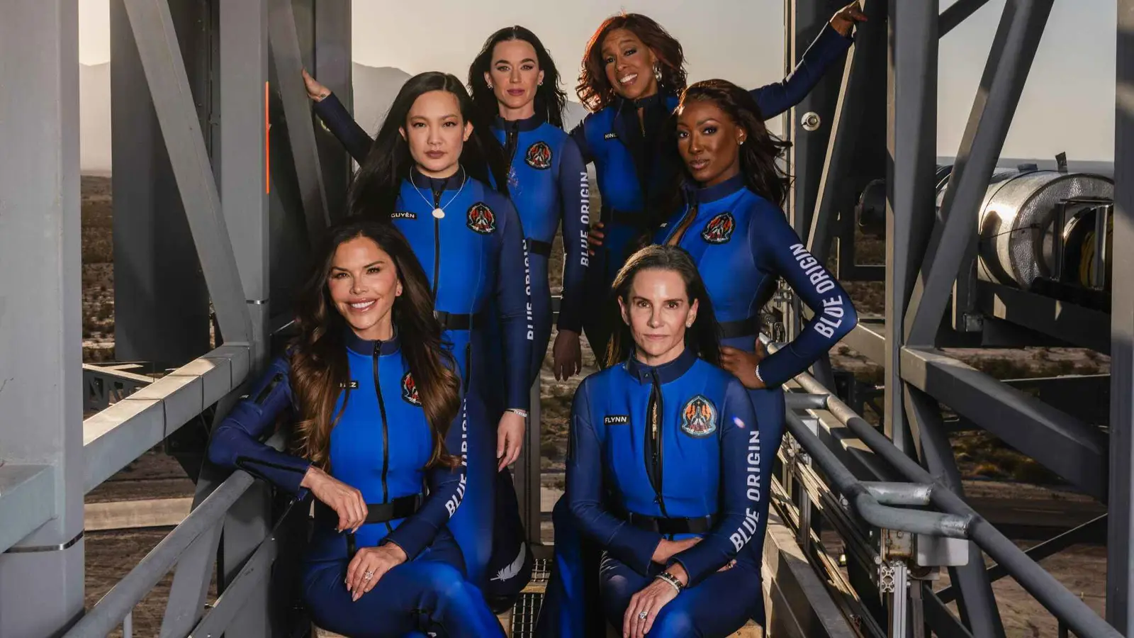 كيتي بيري تقبل الأرض.. نساء "بلو أوريجن" يعدن للأرض بسلام (فيديو)