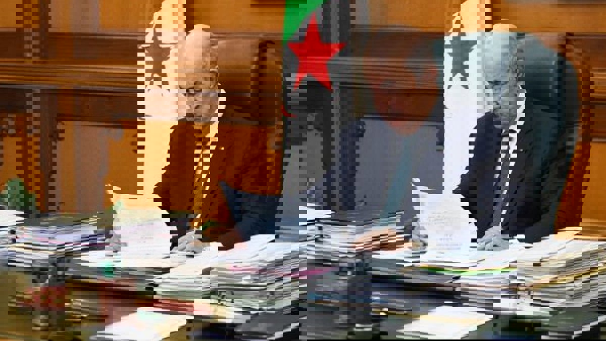 الرئيس الجزائري ينهي مهام مسؤولين محليين لـ"خيانة الأمانة"