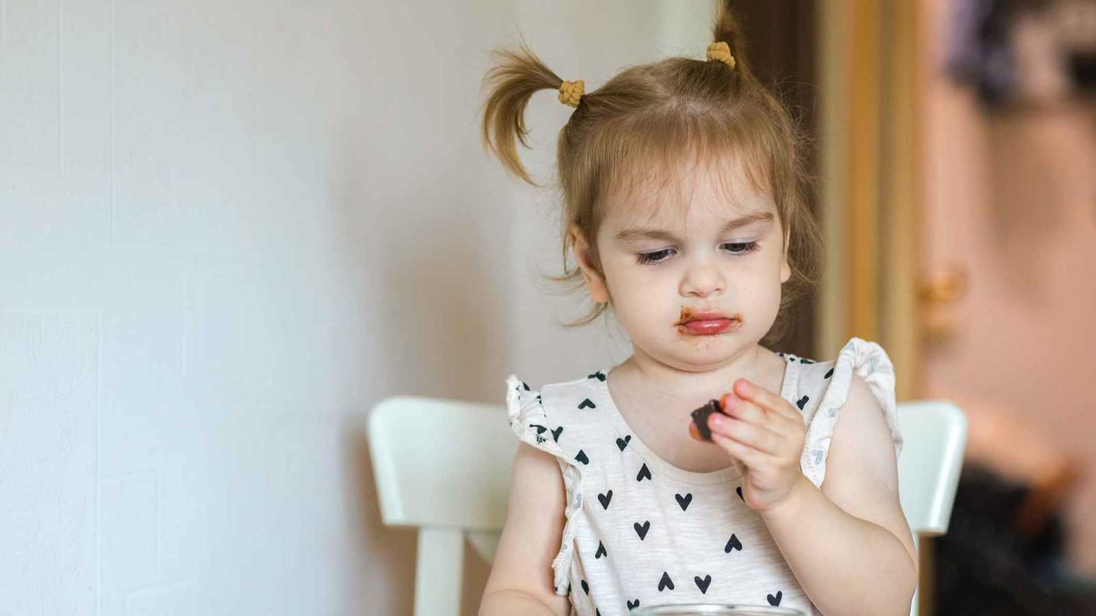 مصر.. إنقاذ طفلة تناولت قطعة "حشيش" على أنها شوكولاتة