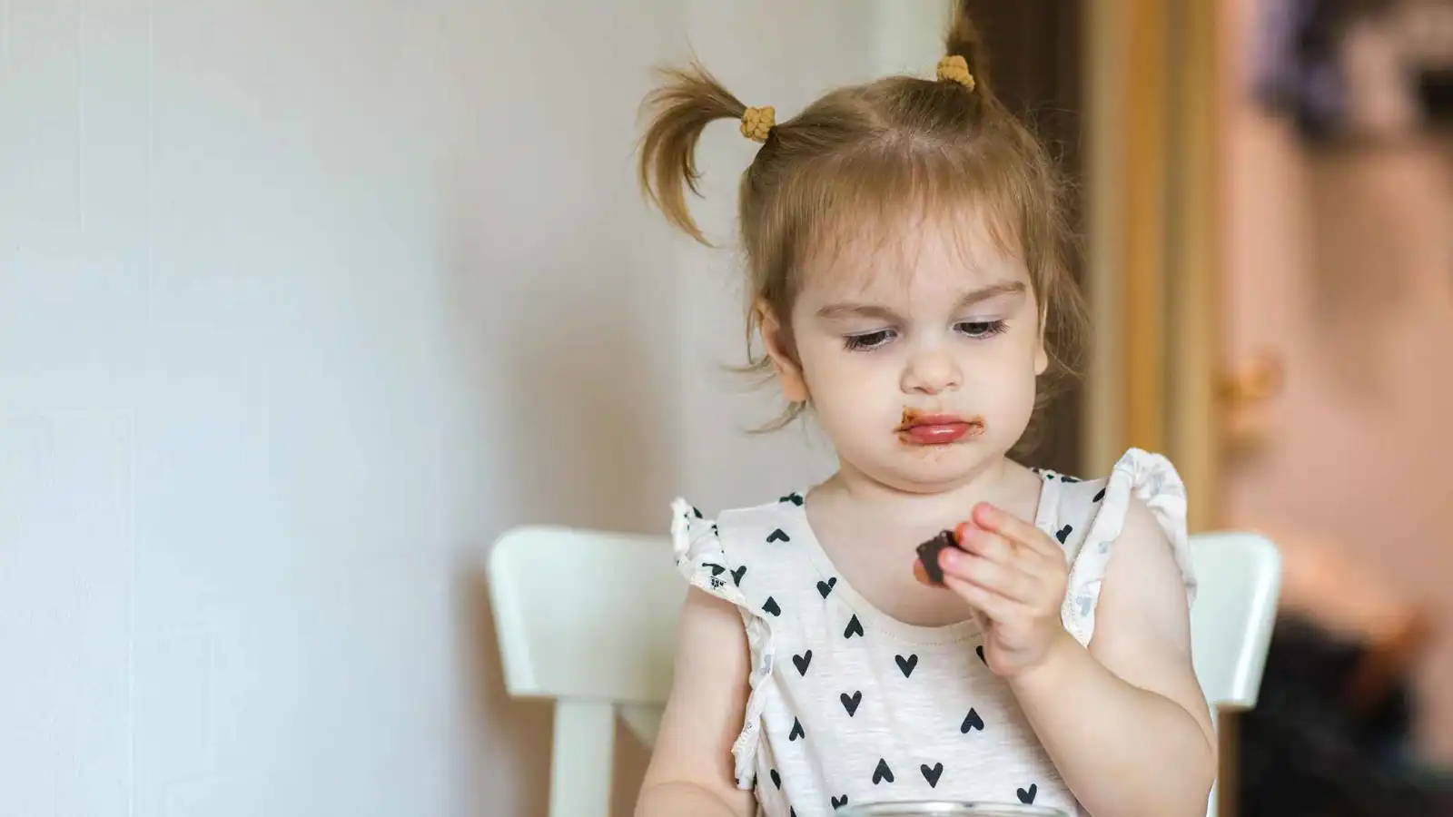 مصر.. إنقاذ طفلة تناولت قطعة "حشيش" على أنها شوكولاتة