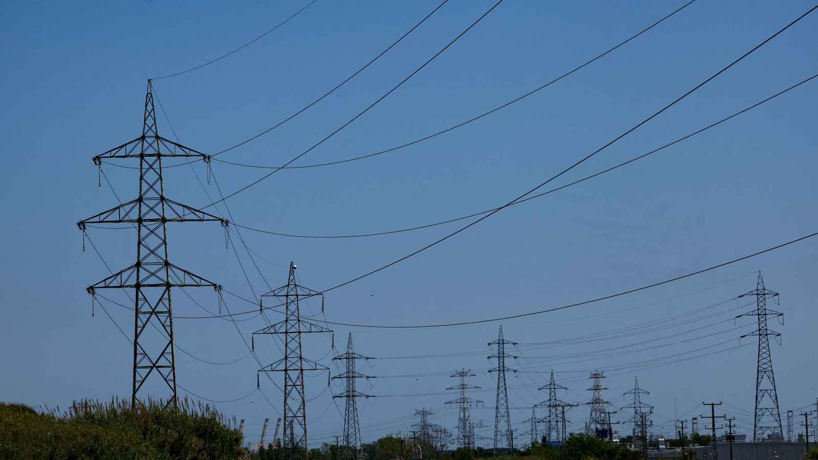 انقطاع مجهول الأسباب.. إسبانيا تكشف عن موعد متوقع لعودة الكهرباء