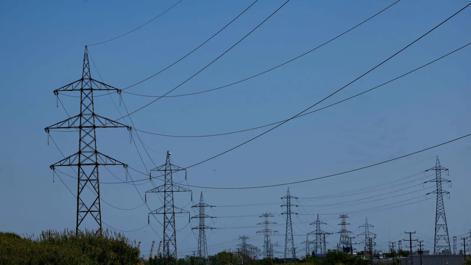 انقطاع مجهول الأسباب.. إسبانيا تكشف عن موعد متوقع لعودة الكهرباء