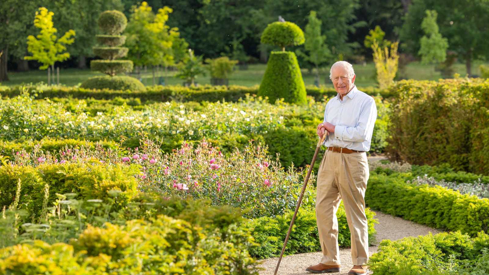 الملك تشارلز يعترف: أقص أجزاء من أصابعي أثناء البستنة أحيانا
