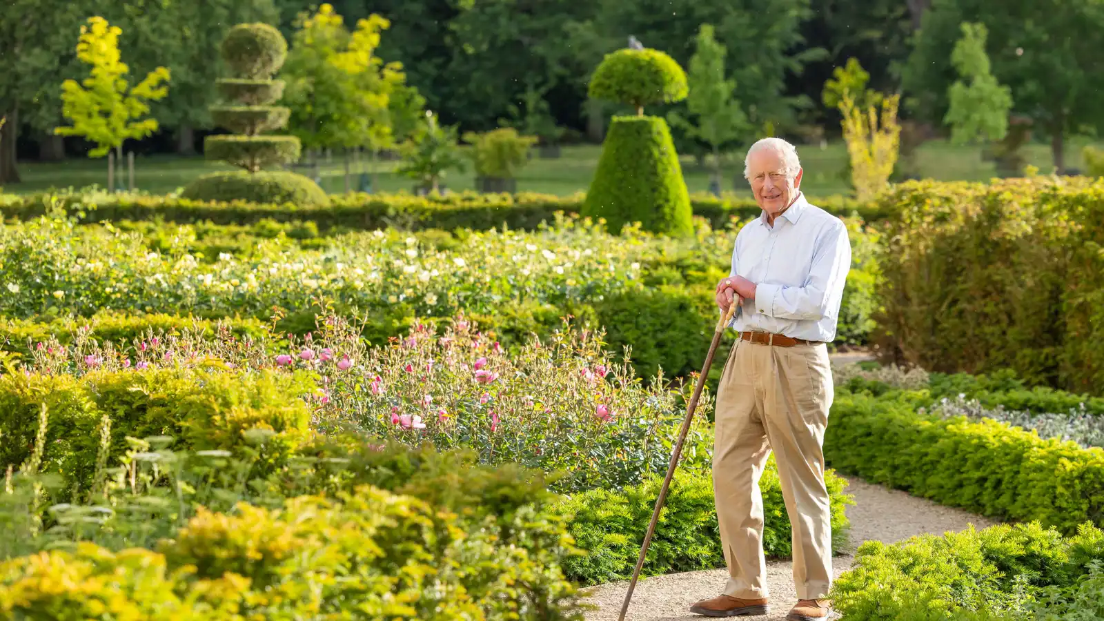 الملك تشارلز يعترف: أقص أجزاء من أصابعي أثناء البستنة أحيانا