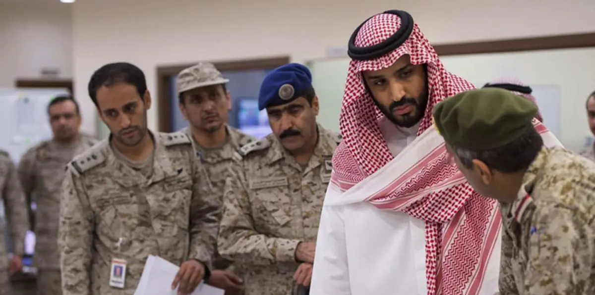 شاهد بالفيديو.. ردة فعل الأمير محمد بن سلمان تجاه أحد حراسه