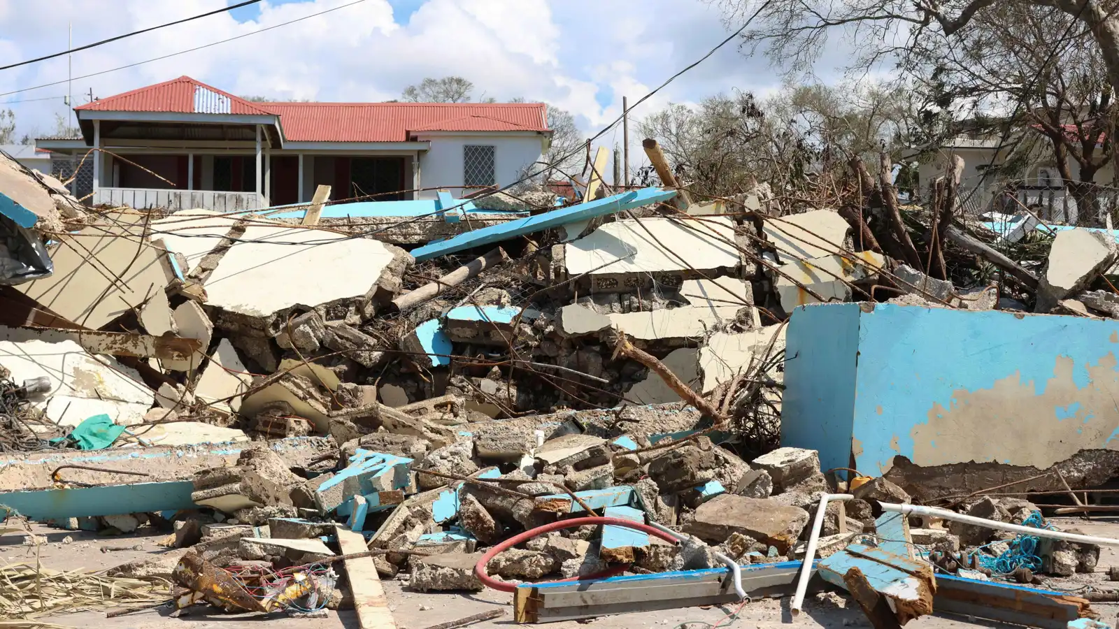 مستشفيات ميدانية في جامايكا للتعامل مع أضرار الإعصار ميليسا (فيديو)