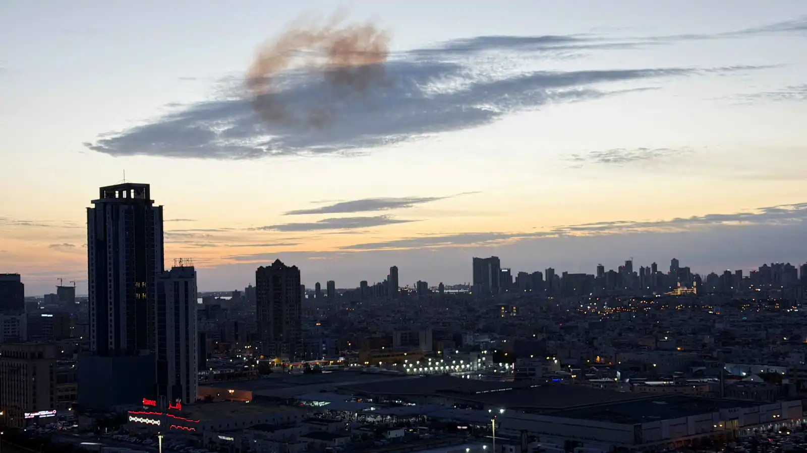 البحرين: إصابة شخص وتضرر متاجر إثر سقوط شظايا صاروخ في المنامة