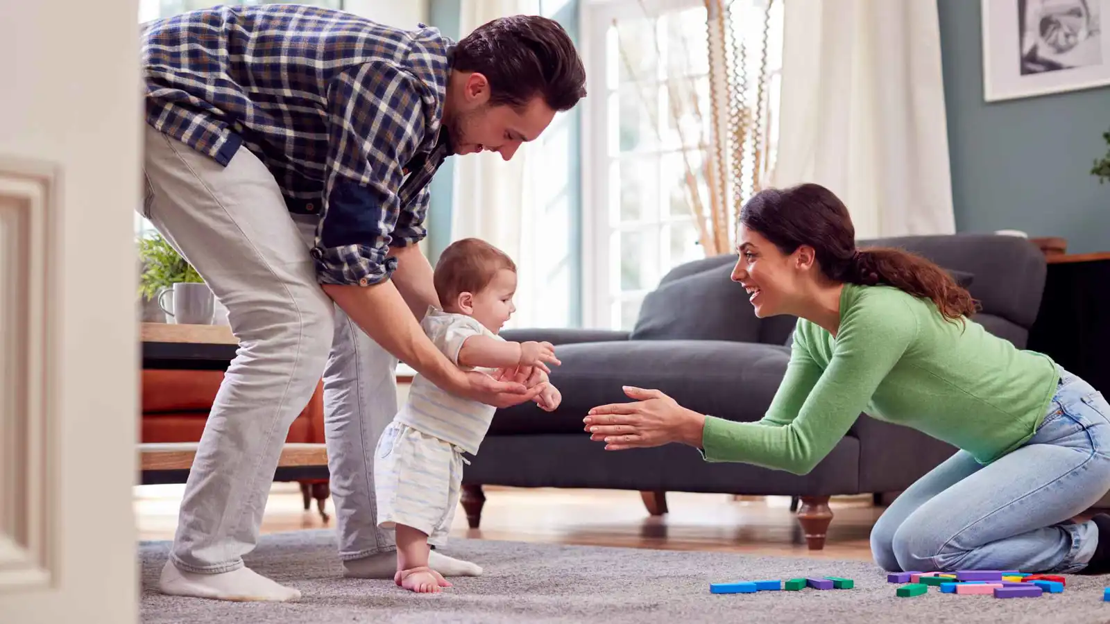 كيف تتعامل مع مراحل نمو طفلك دون توتر ومقارنة؟