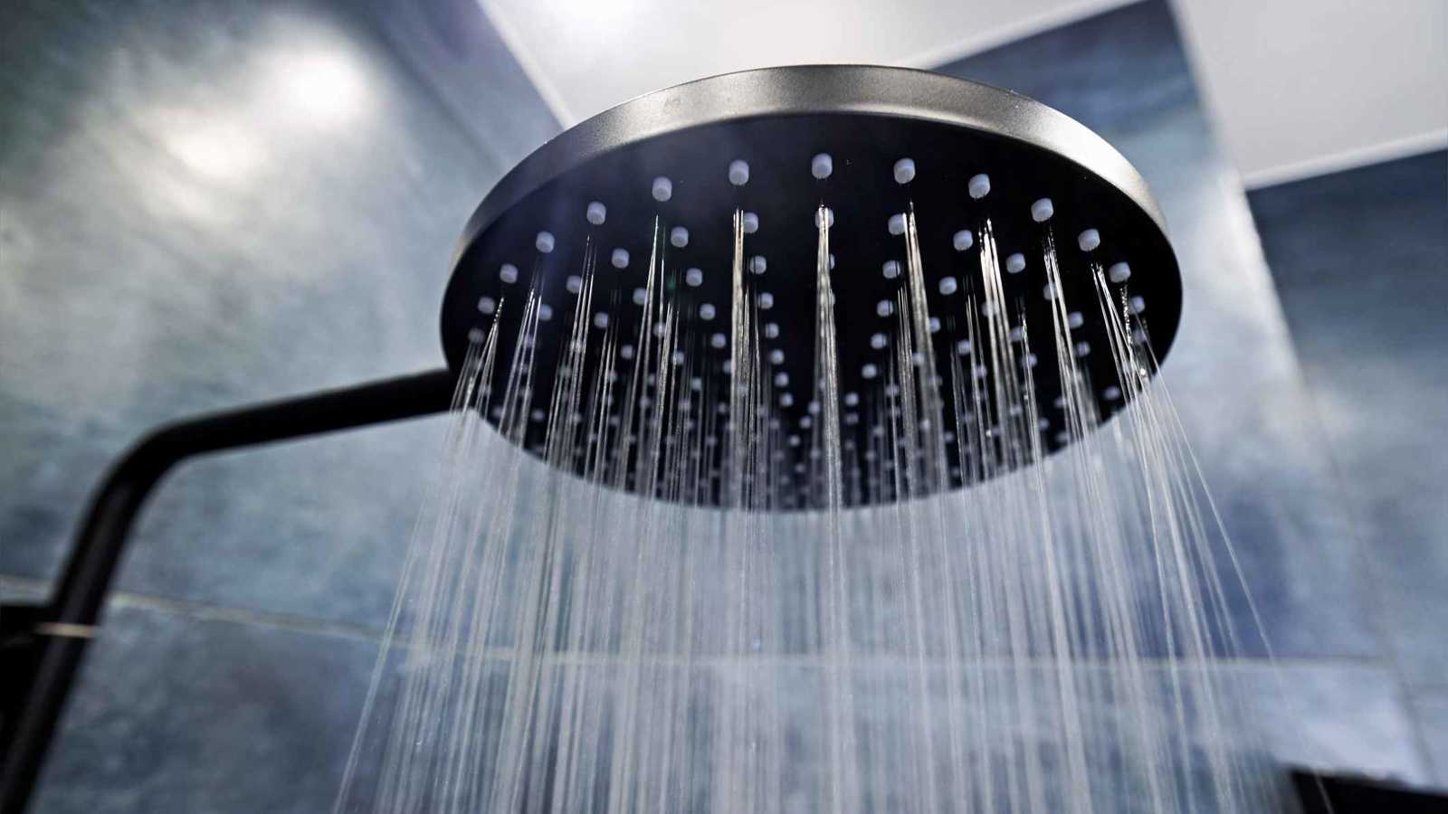 بعد 30 شهرا من العزلة.. السلطات التركية تجبر شاباً على الاستحمام (فيديو)