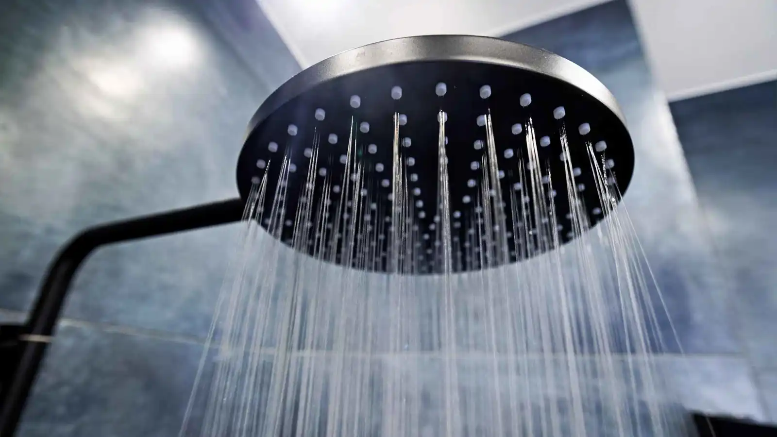 بعد 30 شهرا من العزلة.. السلطات التركية تجبر شاباً على الاستحمام (فيديو)