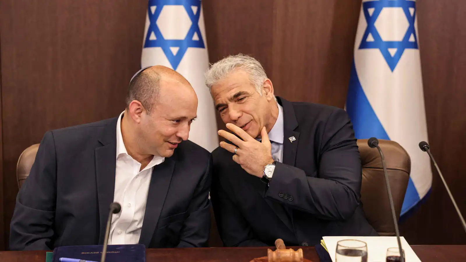 "تحالف الفرقاء".. تفاصيل اتفاق لابيد وبينيت للإطاحة بنتنياهو
