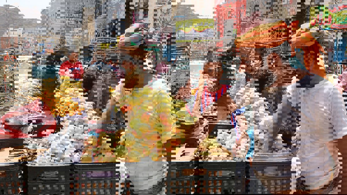 غرفة تجارة عدن تحذر من نقص حاد في مخزون الغذاء