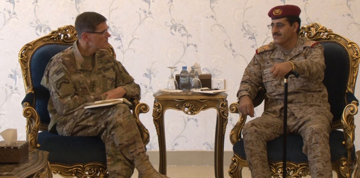 قائد القيادة المركزية الأميركية يزور عدن
