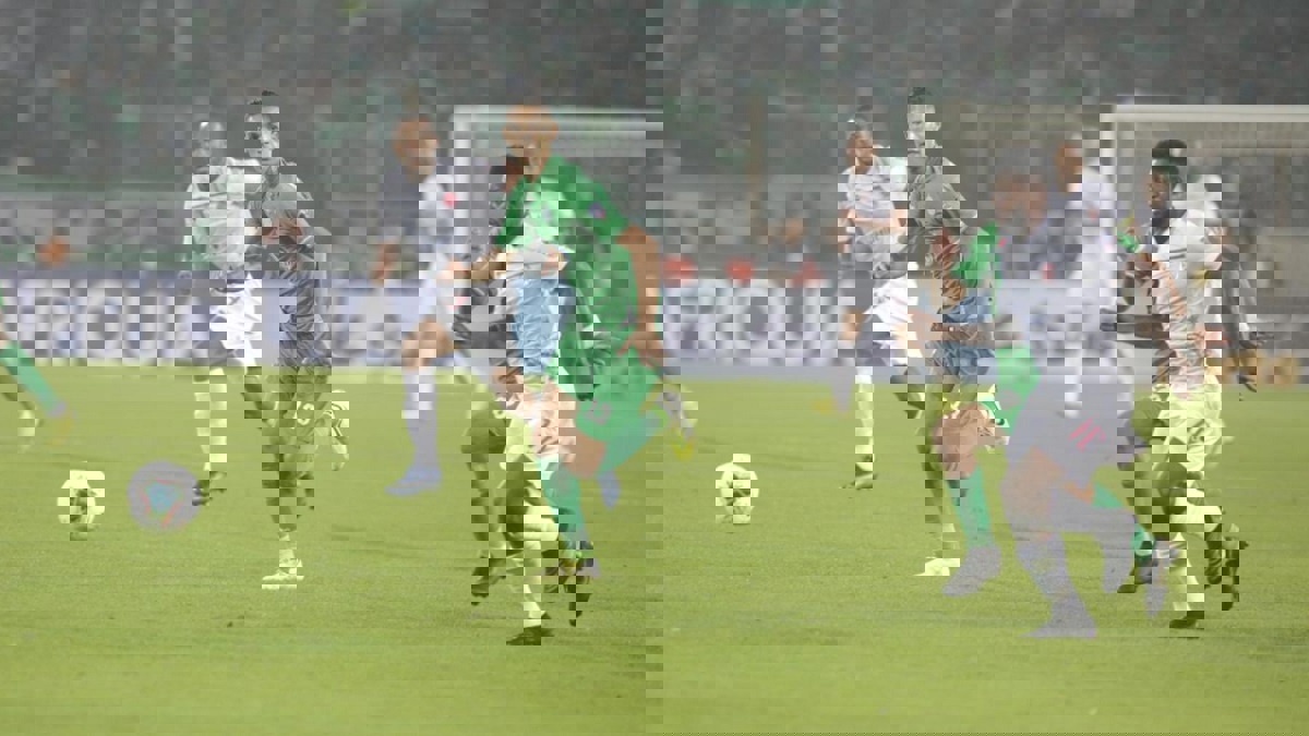 حميد أحداد يقود الرجاء إلى فوز درامي على الوداد في ديربي الدار البيضاء بالدوري المغربي (فيديو)