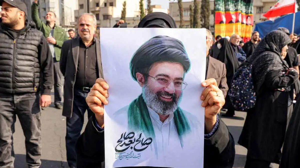 رمز الدولة العميقة.. هل يقود مجتبي خامنئي مساراً براغماتياً لإنقاذ إيران؟