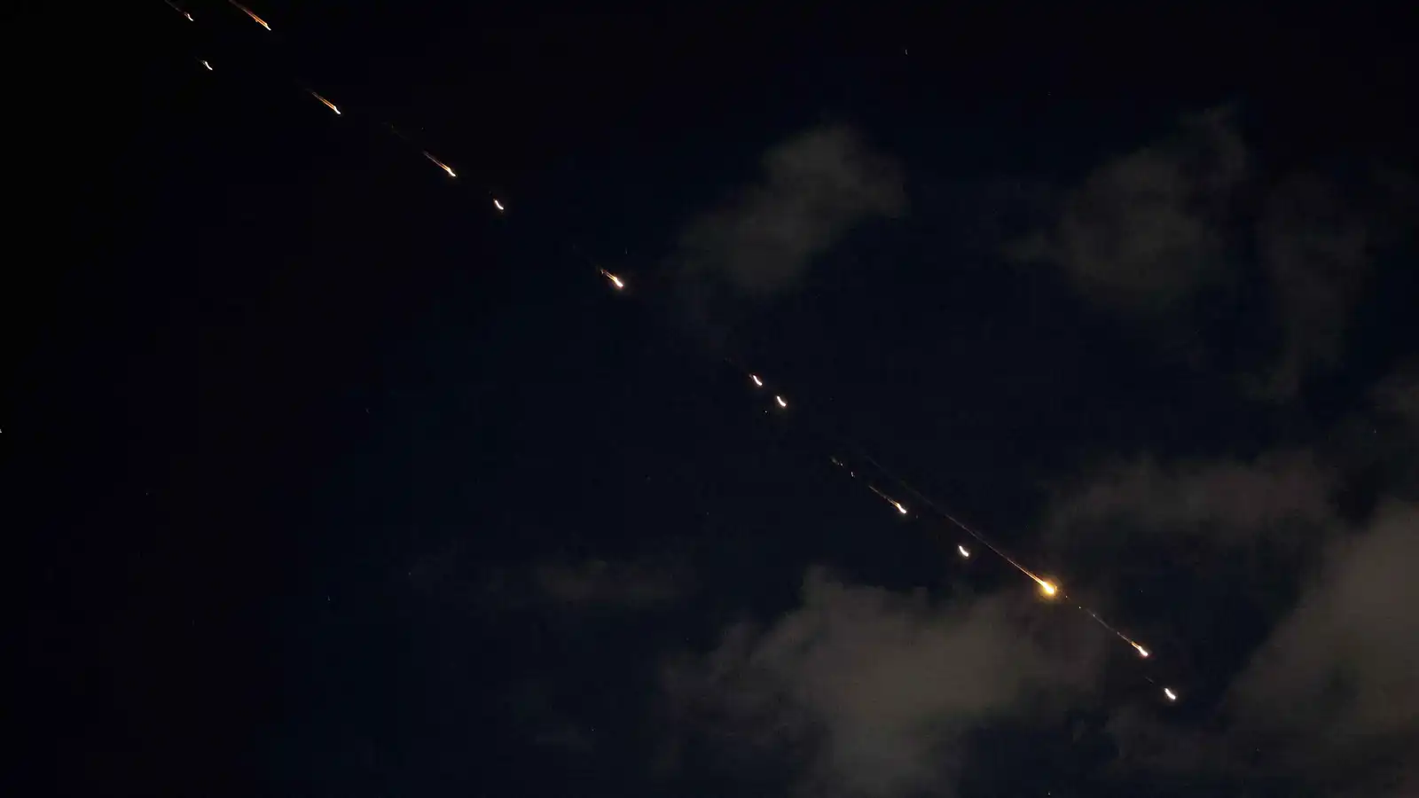 إصابة امرأة إسرائيلية جراء ضربة صاروخية إيرانية على تل أبيب (فيديو)