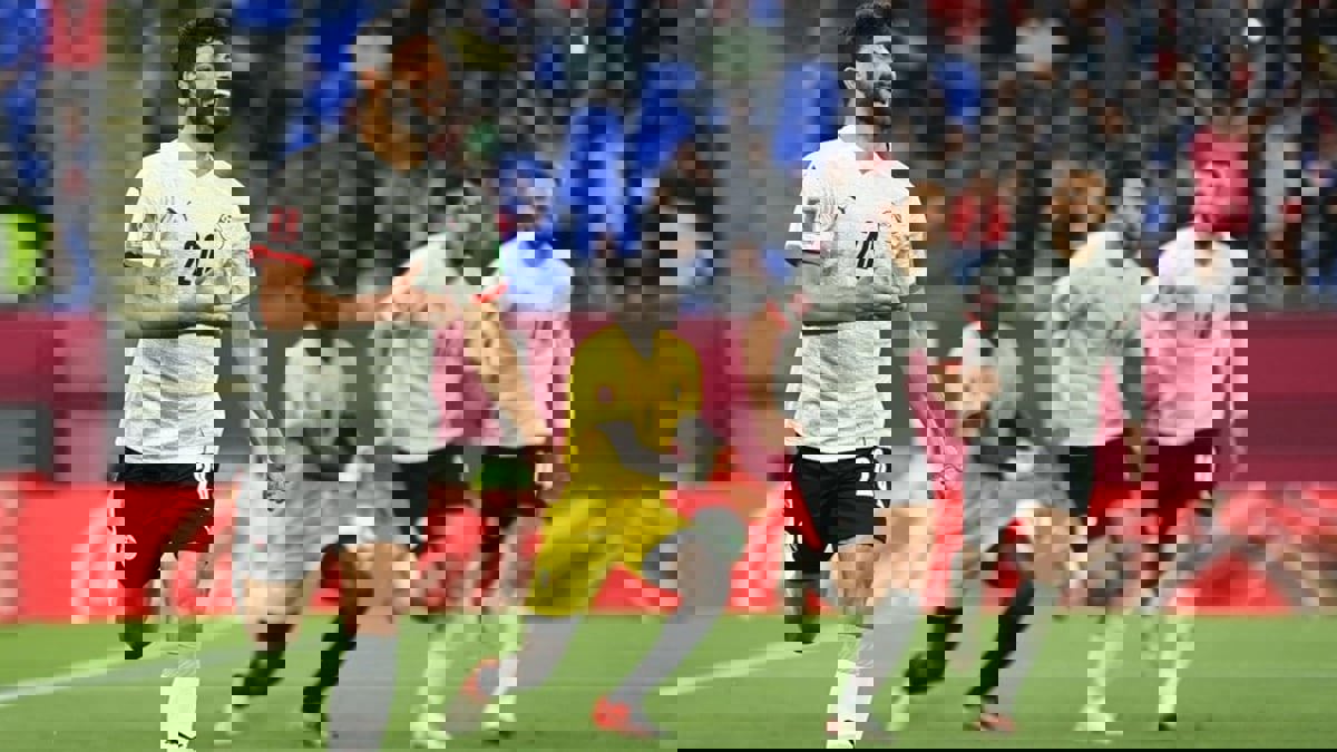 عائلة حسين فيصل تتهم أسامة نبيه بالتسبب في رحيل اللاعب عن الزمالك لقيد نجله (فيديو)