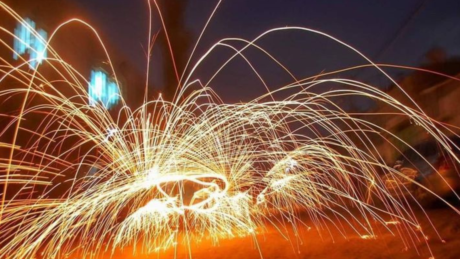 أطفال يشعلون النار بصديقهم باستخدام "السلكة" في الأردن (فيديو)