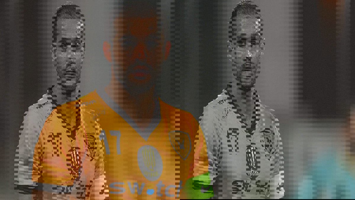 مباراة القادسية والكويت: تدخل عنيف من بدر المطوع في جسم الخصم يجبر الحكم على طرده (فيديو)