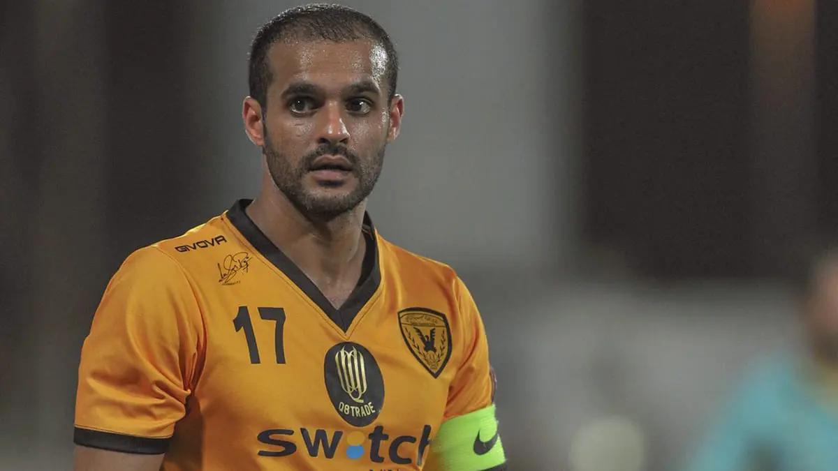 مباراة القادسية والكويت: تدخل عنيف من بدر المطوع في جسم الخصم يجبر الحكم على طرده (فيديو)