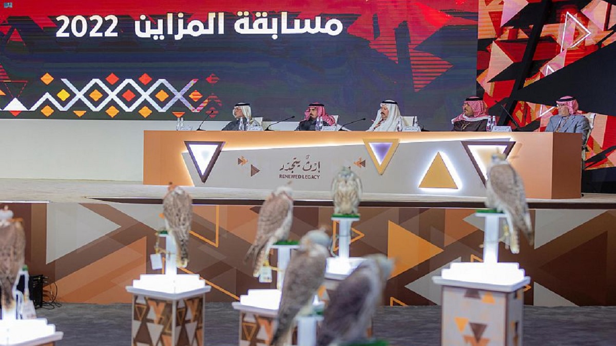منى الخريص أول سعودية تنافس في مزاين مهرجان الملك عبد العزيز للصقور