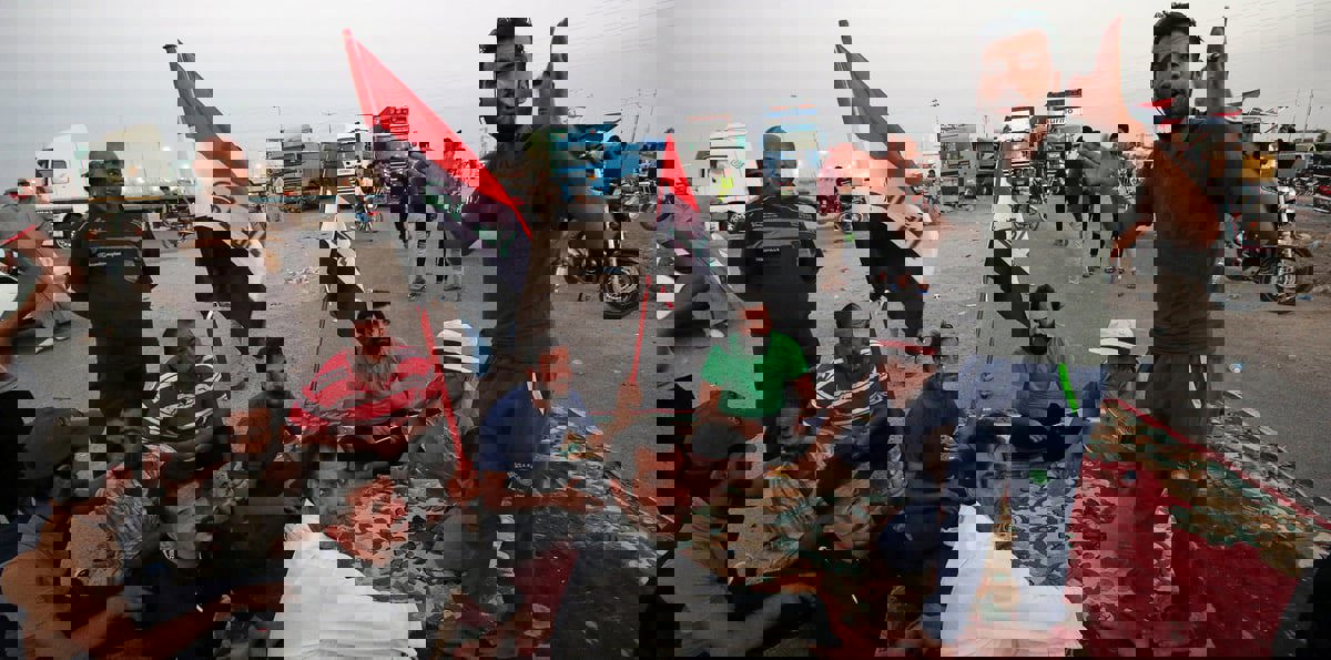 محتجون يتجمعون عند مدخل حقل السيبة للغاز بجنوب العراق