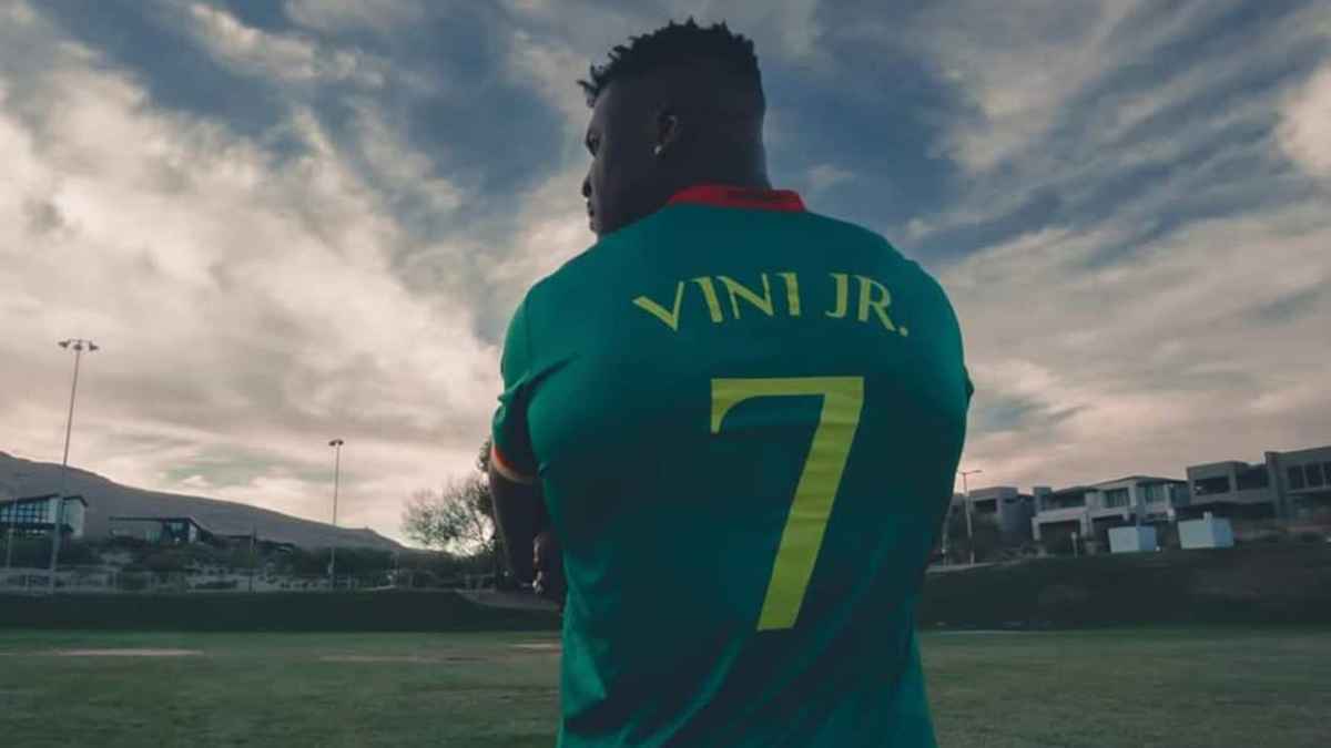 أسطورة الفنون القتالية يحتفل بأصول فينيسيوس الكاميرونية (صور)