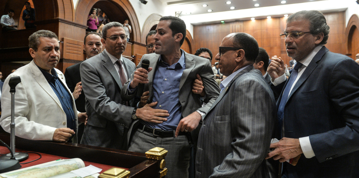 نائب مصري يتهم بإهدار المال العام لإلقائه الميكرفون أثناء مناقشات "تيران وصنافير".. وهذه العقوبات المحتملة