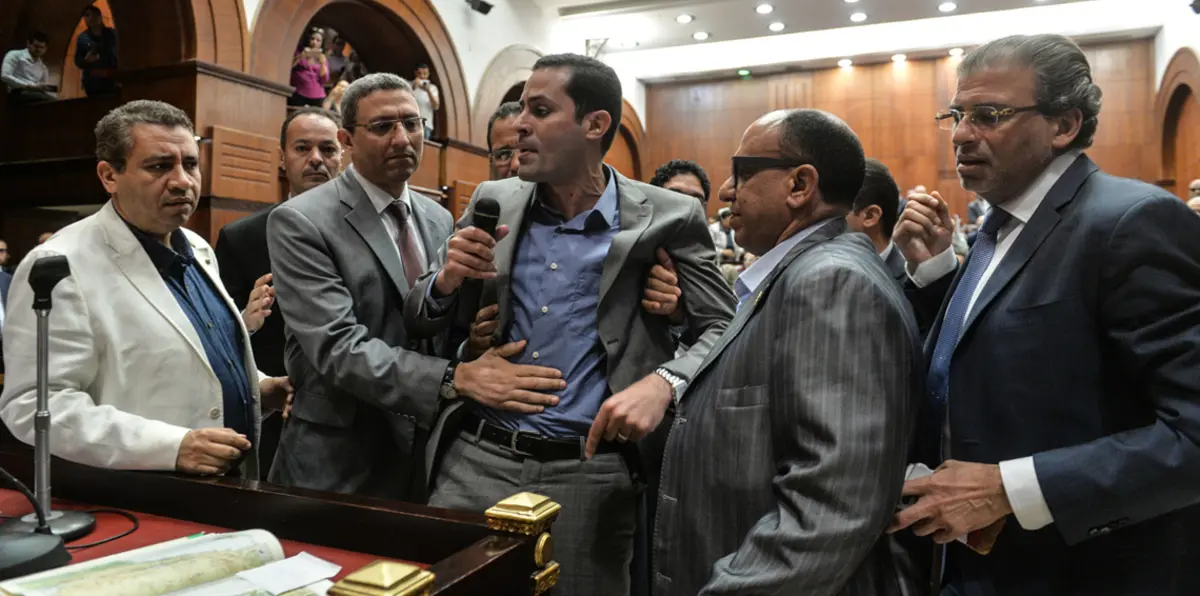 نائب مصري يتهم بإهدار المال العام لإلقائه الميكرفون أثناء مناقشات "تيران وصنافير".. وهذه العقوبات المحتملة