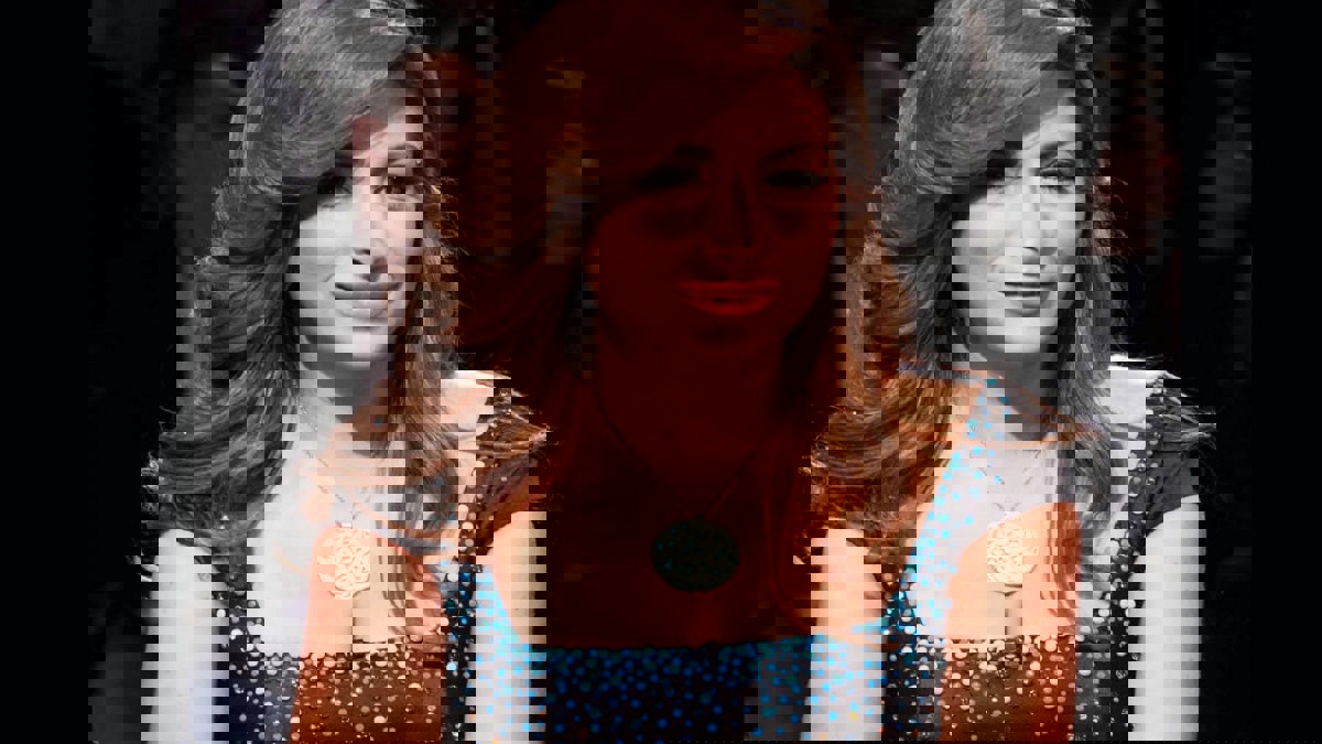 رقص جريء للفنانة ديما بياعة على المسرح 