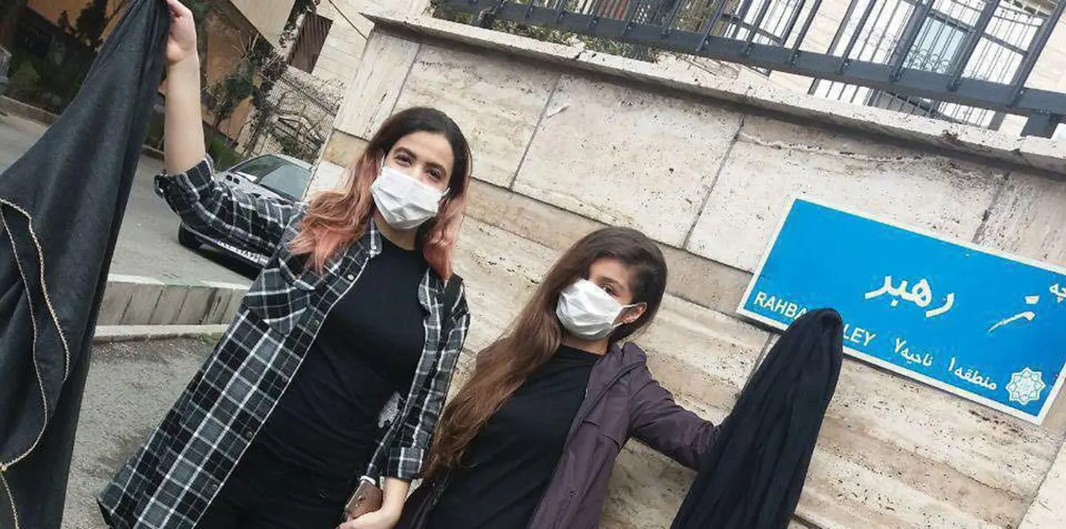 الثورة ضد الحجاب تصل إلى معقل رجال الدين في إيران (صور)