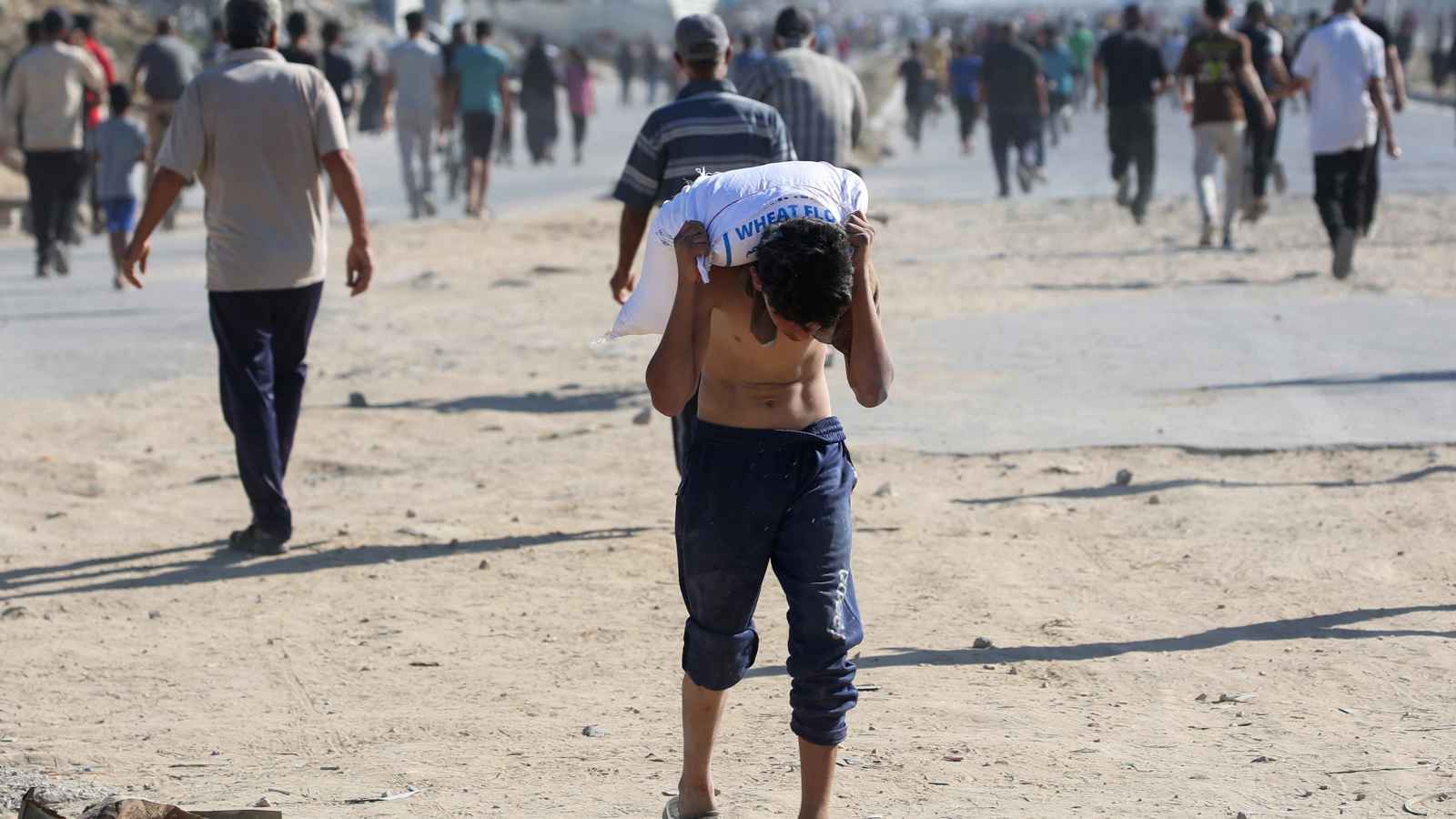 "من أجل قطعة خبز".. مقتل أب لـ6 بنات أثناء توزيع مساعدات في غزة