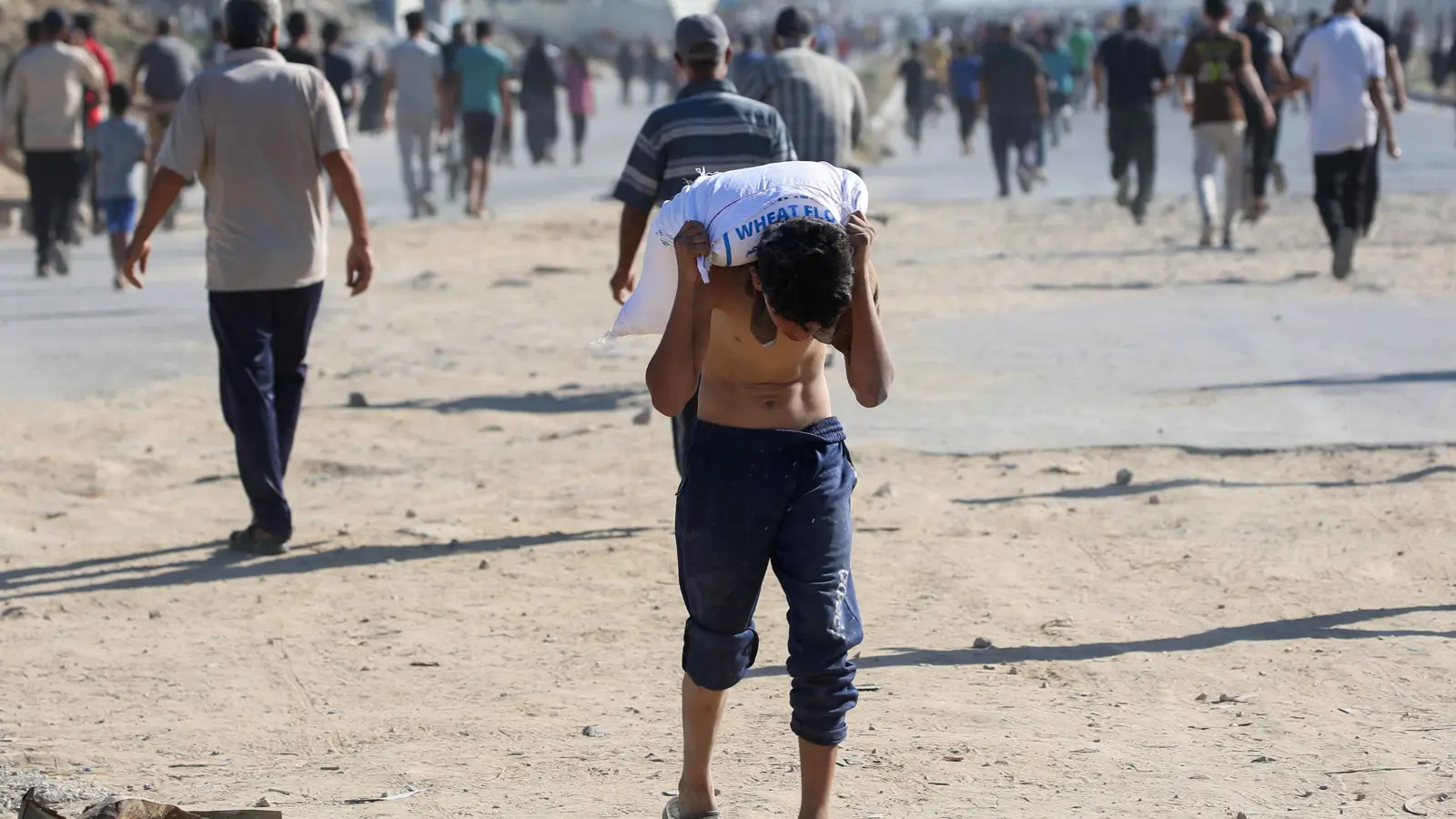 "من أجل قطعة خبز".. مقتل أب لـ6 بنات أثناء توزيع مساعدات في غزة