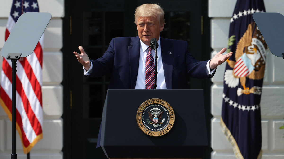 ترامب يقول إنه لا يفكر في إصدار أمر عام باستخدام الكمامات