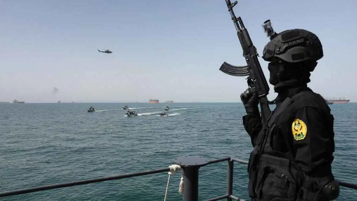 "الحرس" يهدد بـ "تقنيات ذكية" لضرب السفن الأمريكية في هرمز