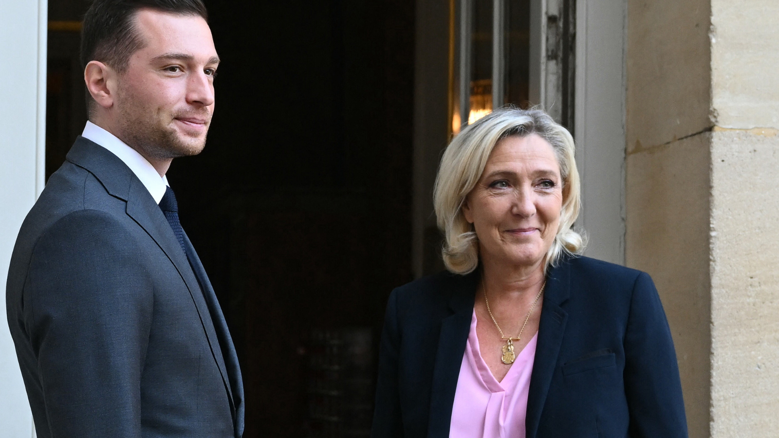 أثار "غيرة" والدته.. بارديلا يتحدث عن علاقته بمارين لوبان