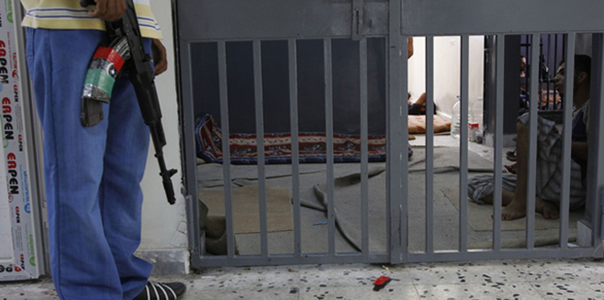 عقب تسليم سجن معيتيقة لـ"داخلية الوفاق".. مخاوف من الإفراج عن متطرفين بليبيا