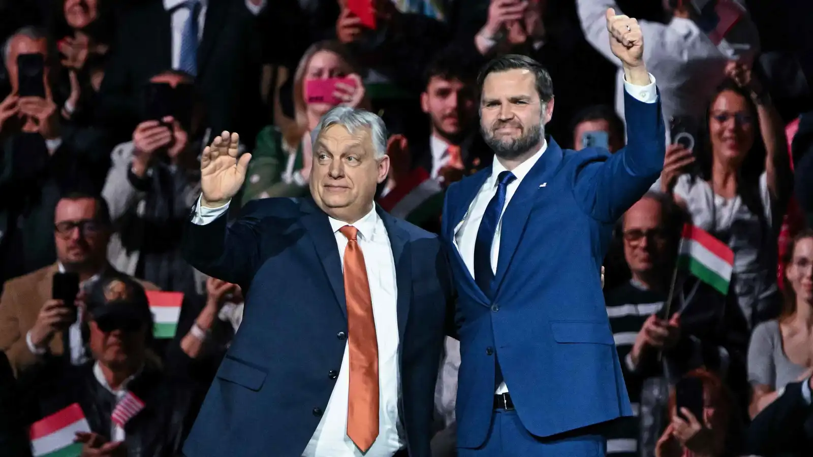 فانس يدعم أوربان لزرع علم "ماغا" في قلب الاتحاد الأوروبي