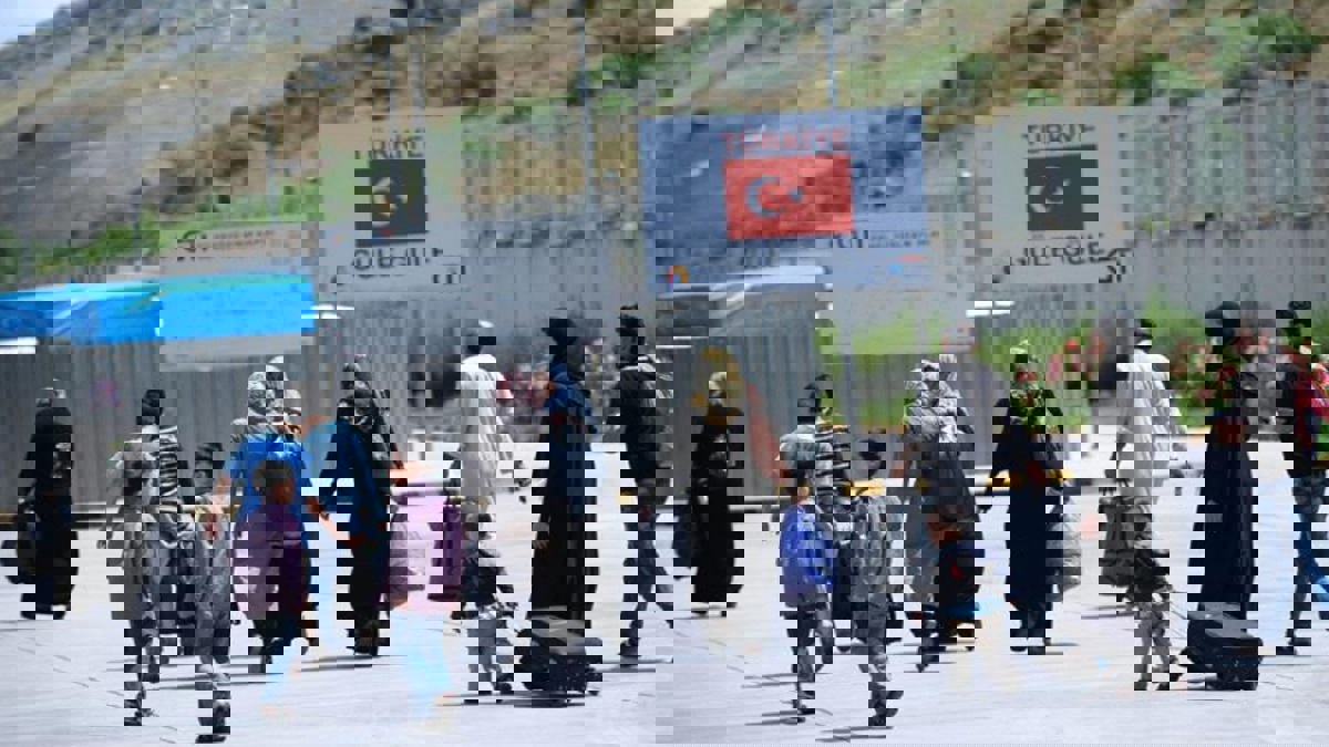 منظمة العفو: تركيا ترحل لاجئين سوريين قسرًا إلى "منطقة حرب" حدودية