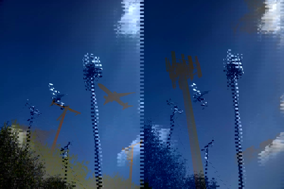 فيديو يوثق لحظة تعرض طائرة لصاعقة في الجو