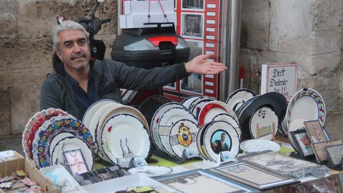 فنان تركي يتقاضى أجرا مقابل الاستماع لاعترافات النساء (صور)‎