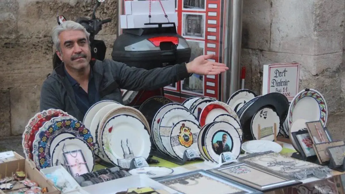 فنان تركي يتقاضى أجرا مقابل الاستماع لاعترافات النساء (صور)‎