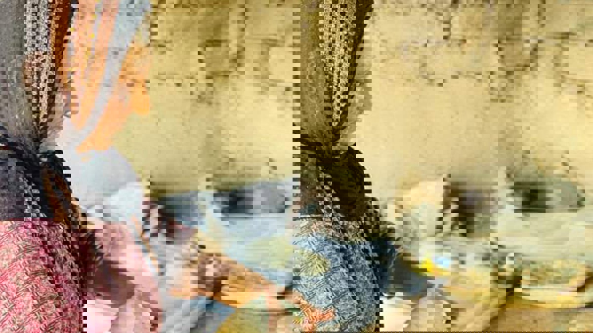 التنور الطيني.. حرارة الخبز وشتاء الذكريات في سوريا