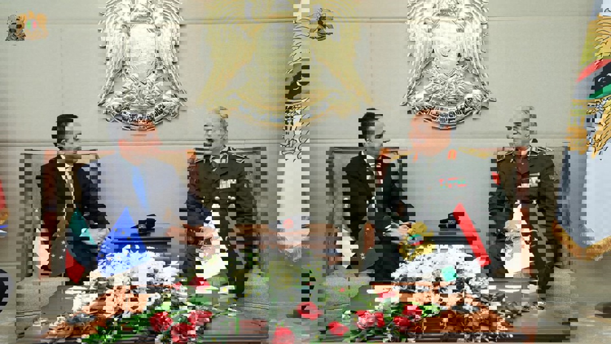 خليفة حفتر يستقبل وزير الخارجية الإيطالي