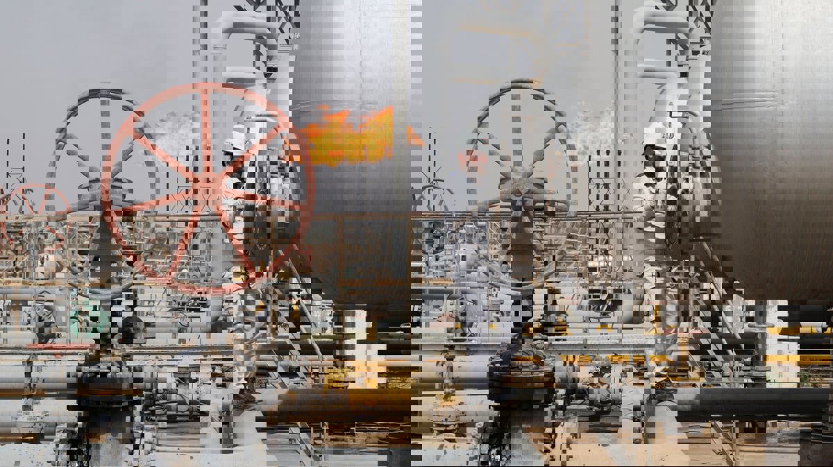 ارتفاع العقود الآجلة للنفط بعد رفع سعر الخام