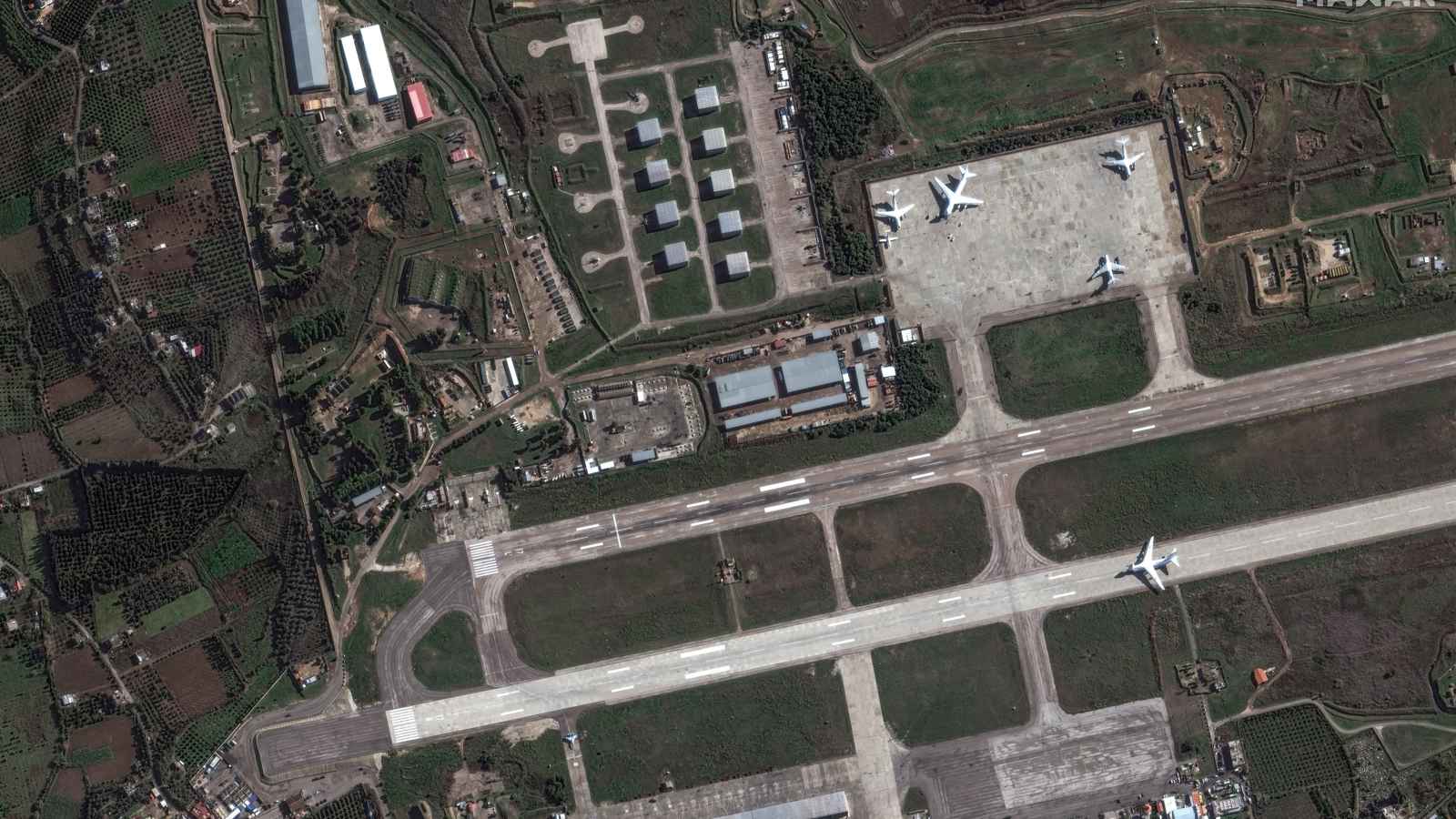 "رويترز": روسيا تبدأ إخلاء قواعدها العسكرية في سوريا