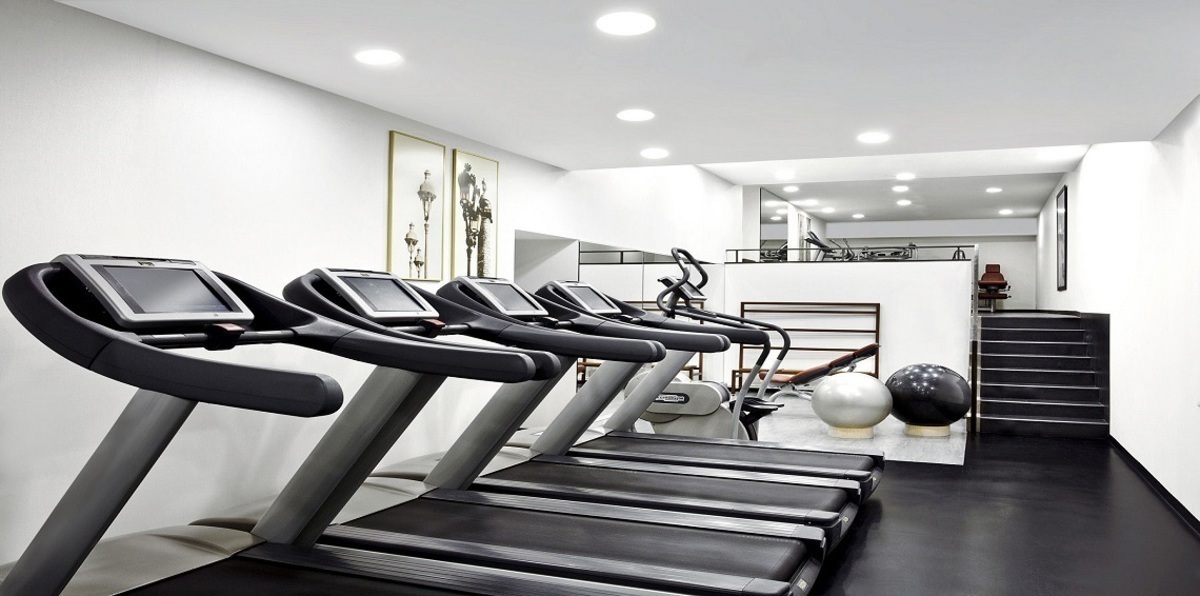 بالصور.. بناء صالة رياضية كاملة من الأشجار وقطع السيارات في روسيا